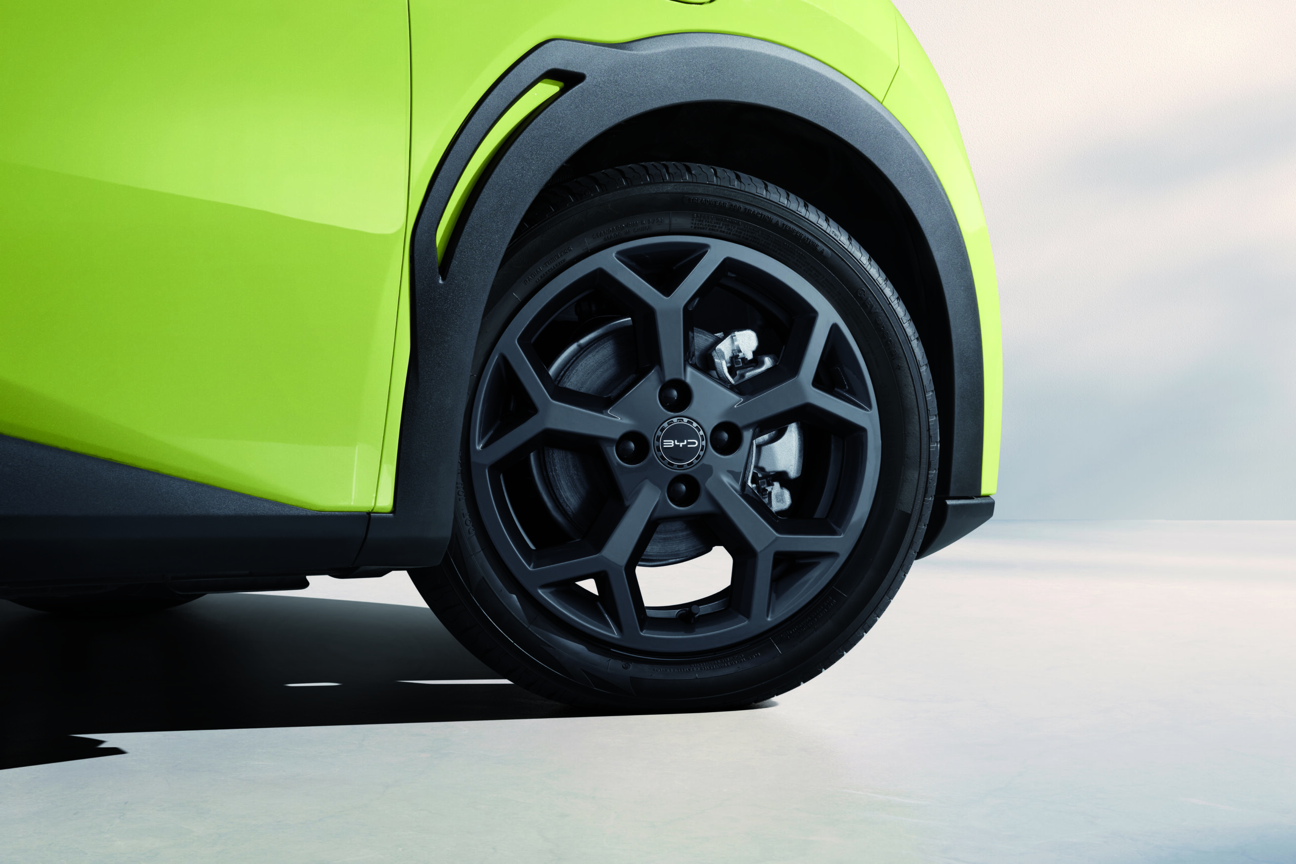 Roda KerenRoda berukuran 16 inci dengan desain modern dan sporty, memberikan tampilan lebih gagah dan aerodinamis di setiap perjalanan.